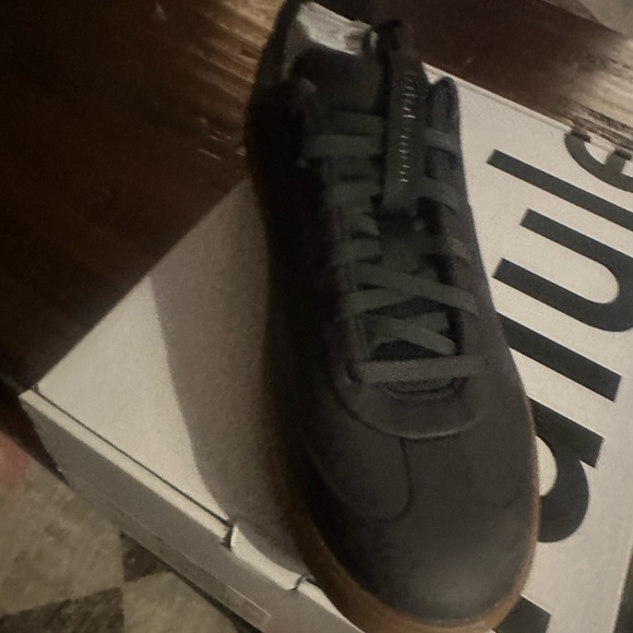 Lululemon men’s sneakers- cityverse sneakers in traverse grey with gum sole - Picture 4 of 6